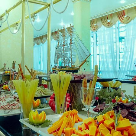 Planeta Hotel & Aquapark Free Beach Access Slantchev Briag Extérieur photo A buffet at a hotel
