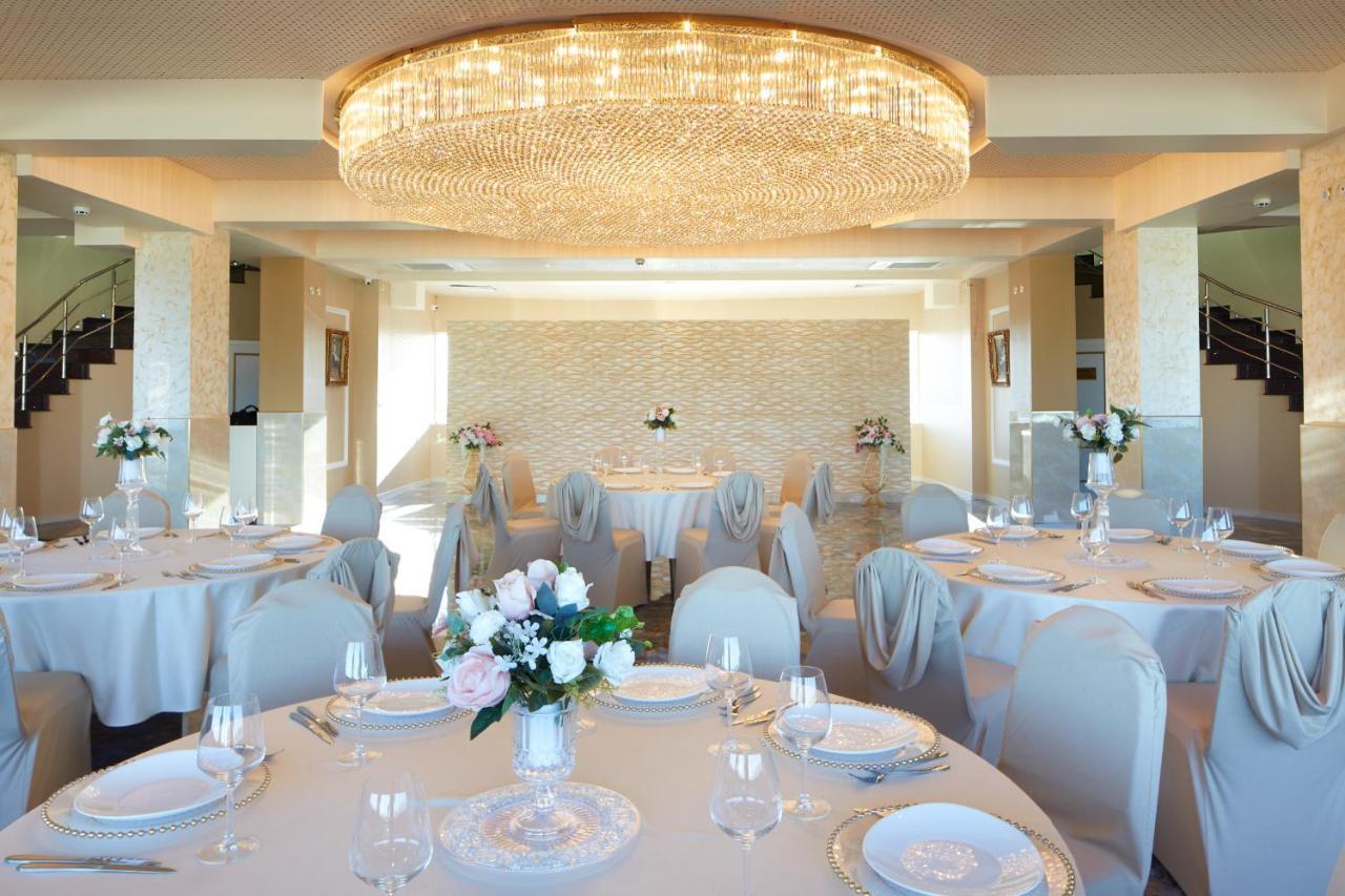 Planeta Hotel & Aquapark Free Beach Access Slantchev Briag Extérieur photo The ballroom at the Royal Automobile Club