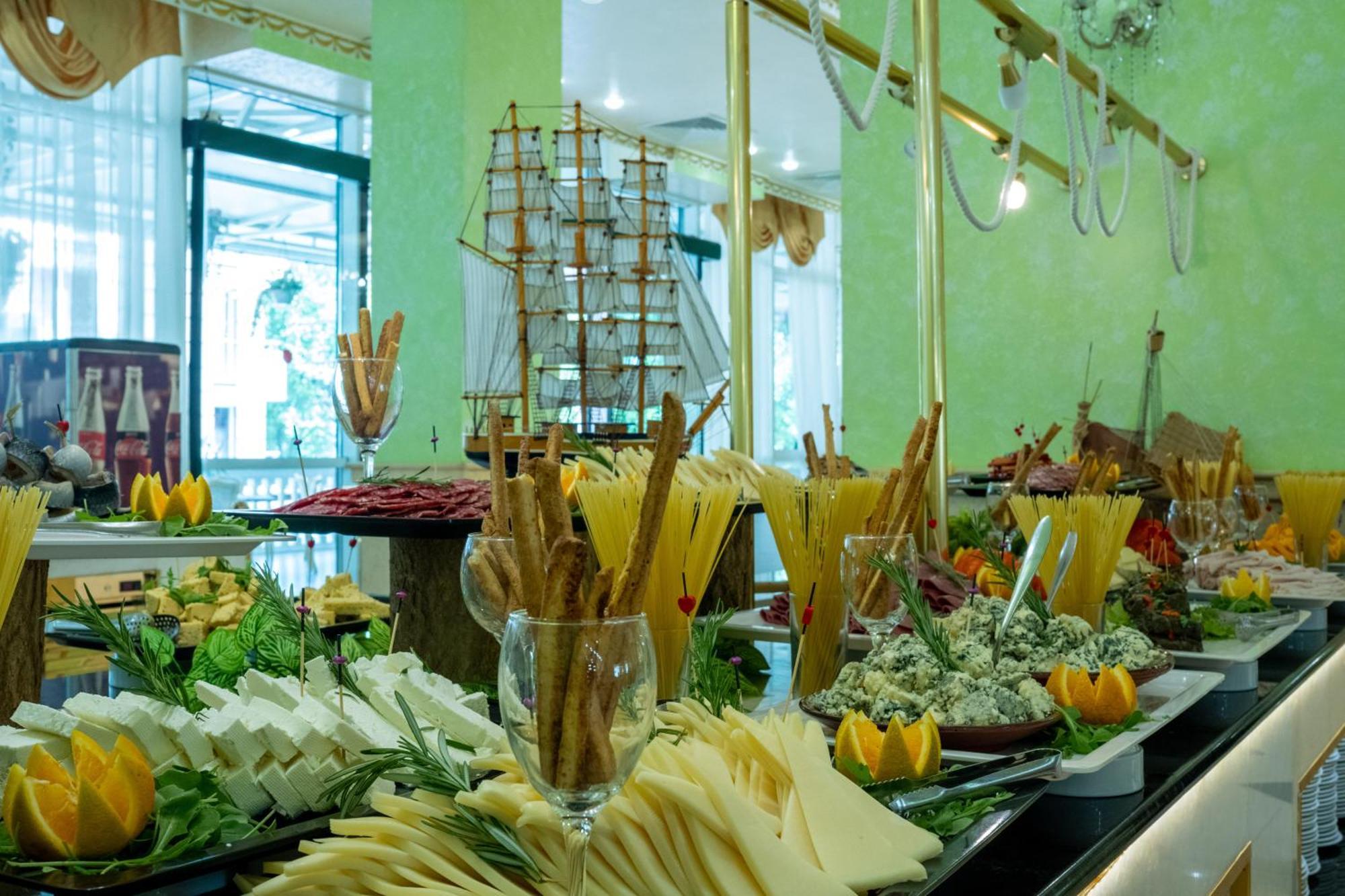 Planeta Hotel & Aquapark Free Beach Access Slantchev Briag Extérieur photo A cheese display at a buffet