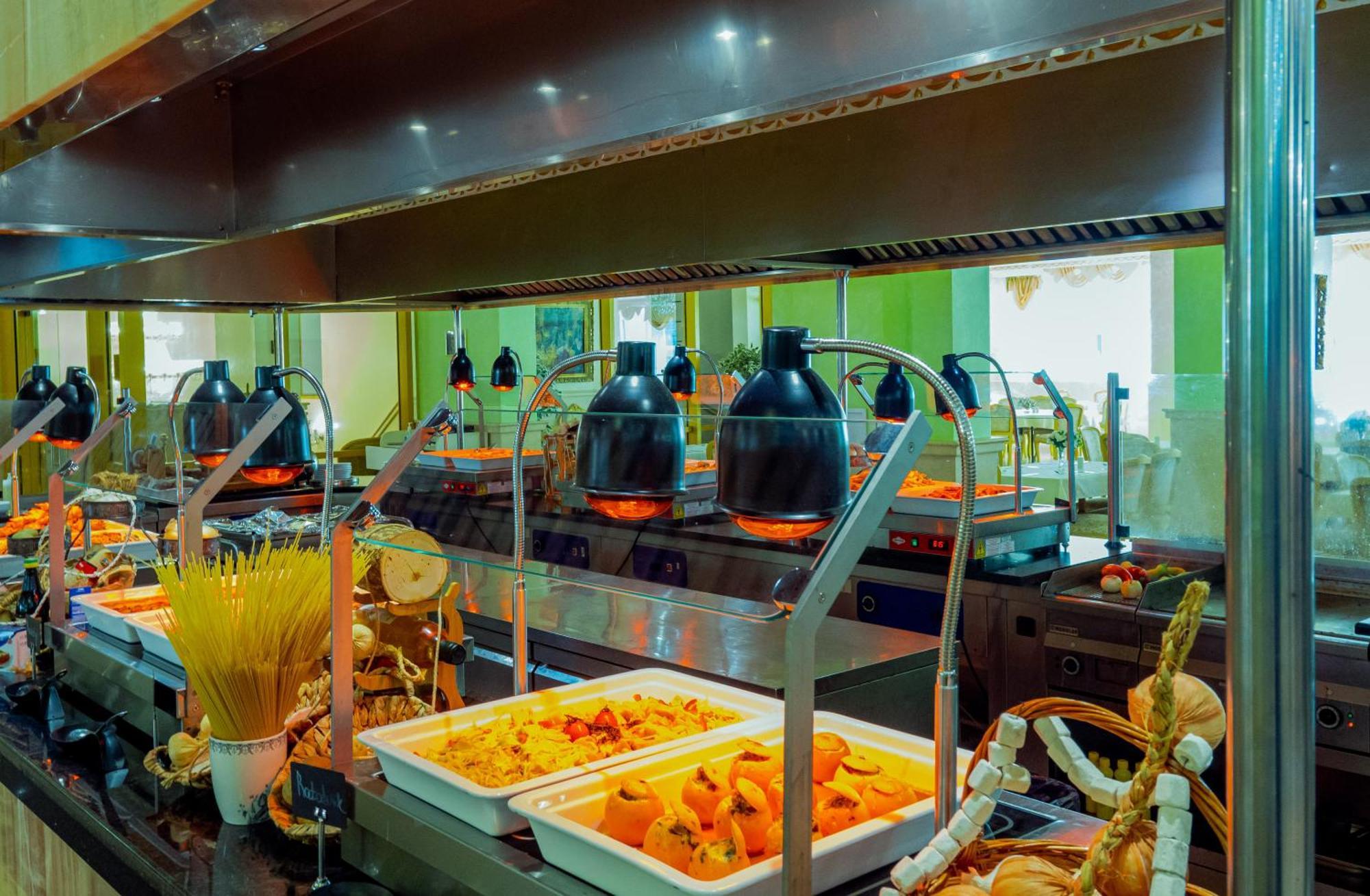 Planeta Hotel & Aquapark Free Beach Access Slantchev Briag Extérieur photo A chafing dish