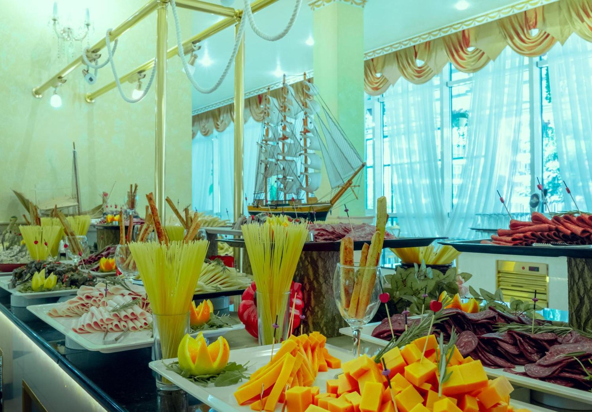 Planeta Hotel & Aquapark Free Beach Access Slantchev Briag Extérieur photo A buffet at a hotel